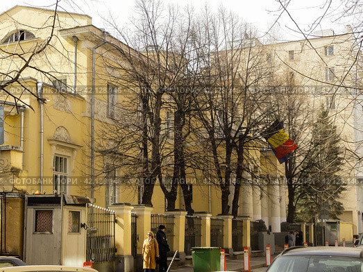 Особняк Грибова, резиденция посла Бельгии в Хлебном переулке, центр Москвы. Residence of Belgium ambassador into Russia in the former Gribov's mansion. Cloudy spring view. (2019 год). Редакционное фото, фотограф Александр Кузнецов / Фотобанк Лори