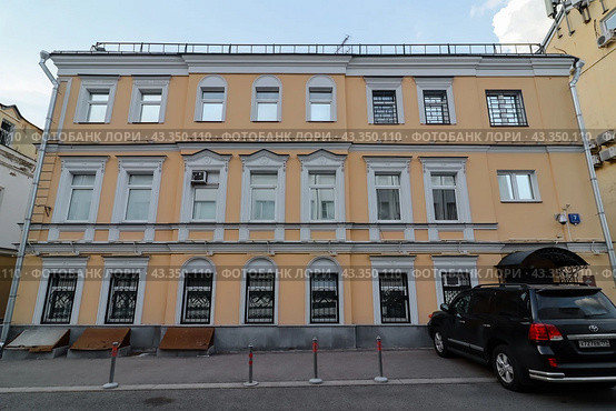 Особняк в Москве расположенный по адресу Большой Кисельный переулок, 7 строение 1. Доходный дом М.А. Скороспелова (2024 год). Редакционное фото, фотограф Константин Григорьев / Фотобанк Лори