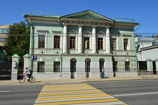 Особняк в стиле ампир, 1824 года постройки. Посольство Аргентинской Республики. Улица Большая Ордынка, 72, строение 1. Район Якиманка. Город Москва (2019 год). Редакционное фото, фотограф lana1501 / Фотобанк Лори