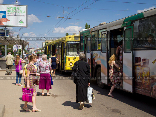 Остановка общественного транспорта, город Воронеж (2013 год). Редакционное фото, фотограф Вячеслав Палес / Фотобанк Лори