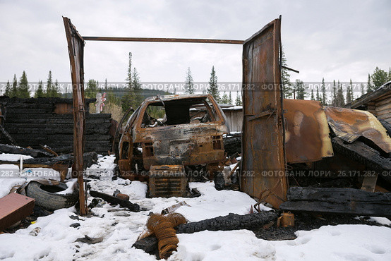 Остатки гаража и сгоревший автомобиль на пожарище. Стоковое фото, фотограф Светлана Попова / Фотобанк Лори