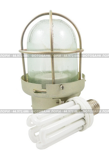 Осветительная лампа с защитным металлическим кожухом на белом фоне. A lighting lamp with a protective metal casing isolated over white background. Стоковое фото, фотограф Татьяна Д / Фотобанк Лори