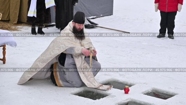 Освящение воды в полынье. Обряд в Крещение. 19 января. Редакционное видео, видеограф Александр Тараканов / Фотобанк Лори