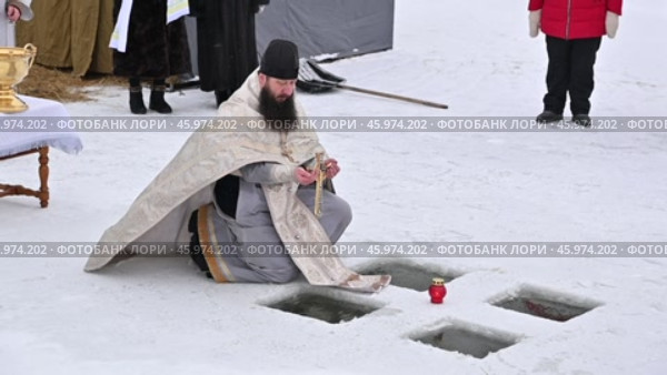 Освящение воды в полынье. Обряд в Крещение. 19 января. Редакционное видео, видеограф Александр Тараканов / Фотобанк Лори