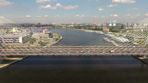 Отдаление от вантового моста. Большой Обуховский мост. Река Нева, Санкт-Петербург. Ускорение воспроизведения в середине ролика (2016 год). Стоковое видео, видеограф Кекяляйнен Андрей / Фотобанк Лори
