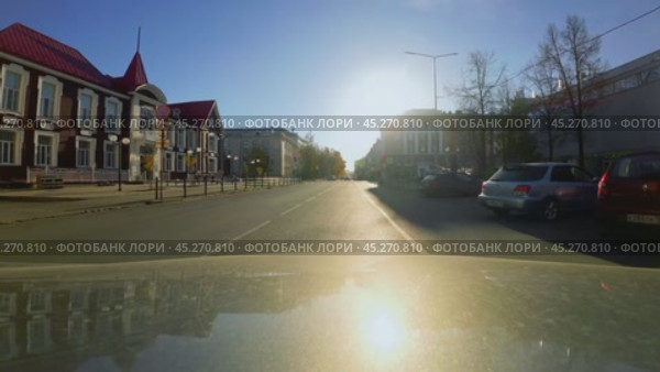 Отель Петра (здание детской поликлиники) и Петрозаводский Гос Университет на перекрестке проспекта Ленина и Анохина, солнечным осенним утром. Вид с машины. Живописный городской пейзаж. Редакционное видео, видеограф Sergei Gorin / Фотобанк Лори