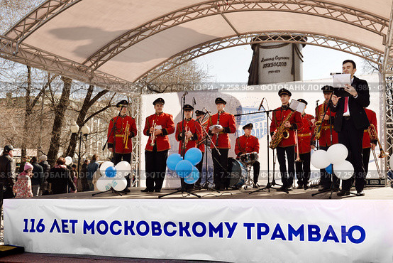 Открытие праздника, посвященному 116-летию Московского трамвая. Военный оркестр (2015 год). Редакционное фото, фотограф Валерия Попова / Фотобанк Лори