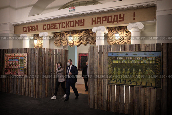 Открытие выставки "Зазеркалье Павла Леонова", к 100-летию наивного художника в ММОМА (2020 год). Редакционное фото, фотограф Дмитрий Неумоин / Фотобанк Лори