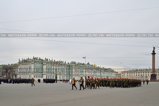 Оцепление на Дворцовой площади во время подготовки к параду победы в Петербурге (2016 год). Редакционное фото, фотограф Максим Мицун / Фотобанк Лори