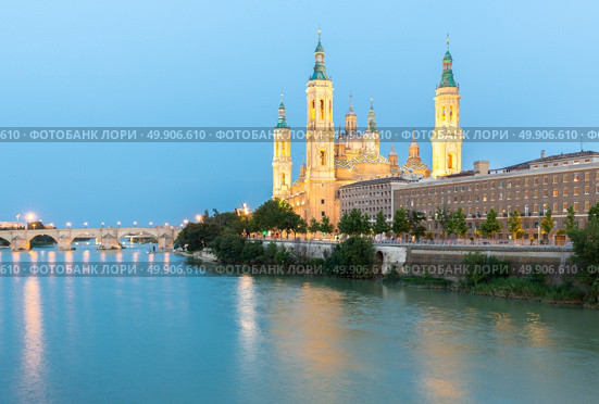 Our Lady of the Pillar Basilica with Ebro River at dusk Zaragoza, Spain. Стоковое фото, агентство Ingram Publishing / Фотобанк Лори