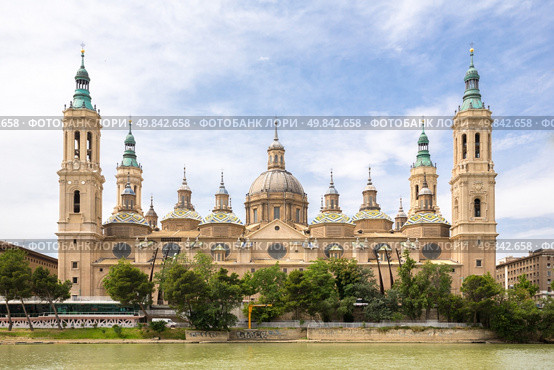 Our Lady of the Pillar Basilica with Ebro River Zaragoza, Spain. Стоковое фото, агентство Ingram Publishing / Фотобанк Лори