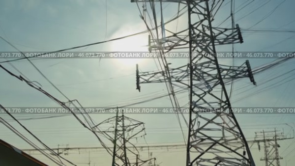 Overhead line pylons, high voltage pylons. Power transmission towers and lines at sunset. A shot of high voltage electric transmission tower, also known as electricity pylon. Стоковое видео, видеограф ALLA YURTAYEVA / Фотобанк Лори