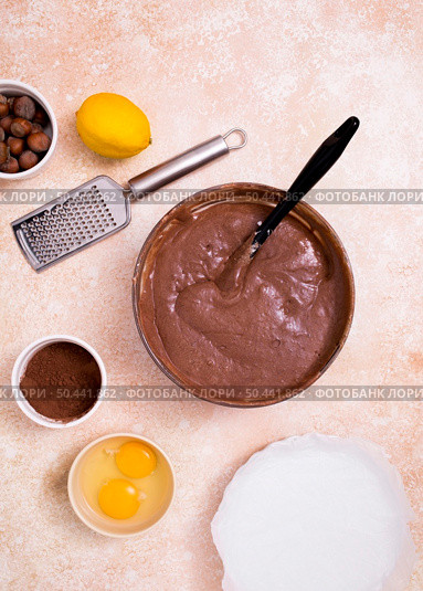 overhead view chocolate dough with ingredients kitchen counter. Стоковое фото, агентство Ingram Publishing / Фотобанк Лори