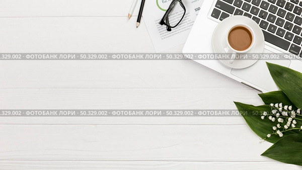 overhead view spiral notepad laptop with coffee cup desk. High resolution photo. overhead view spiral notepad laptop with coffee cup desk. High quality photo. Стоковое фото, агентство Ingram Publishing / Фотобанк Лори