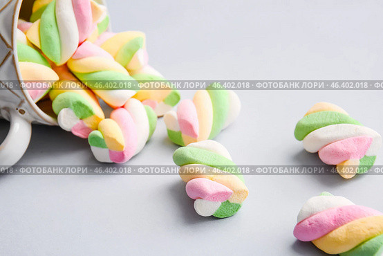 Overturned cup with tasty marshmallows on grey background. Стоковое фото, фотограф Pixel_shot / Фотобанк Лори