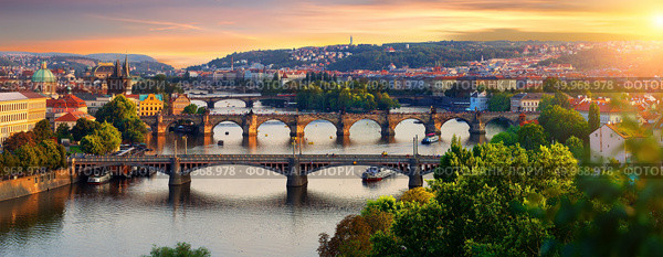 Overview of old Prague with Charles bridge at sunset. Стоковое фото, агентство Ingram Publishing / Фотобанк Лори