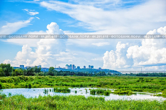 Озеро на фоне города на холме (Нижегородская станция аэрации) Стоковое фото, фотограф Илья Старков / Фотобанк Лори