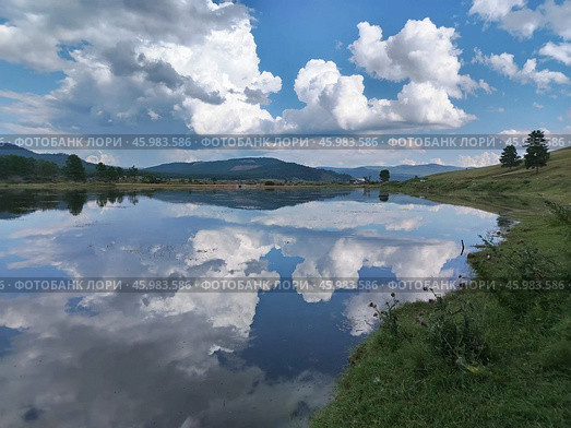 Озеро с отражением неба и облаков. Стоковое фото, фотограф Елена Забелина / Фотобанк Лори
