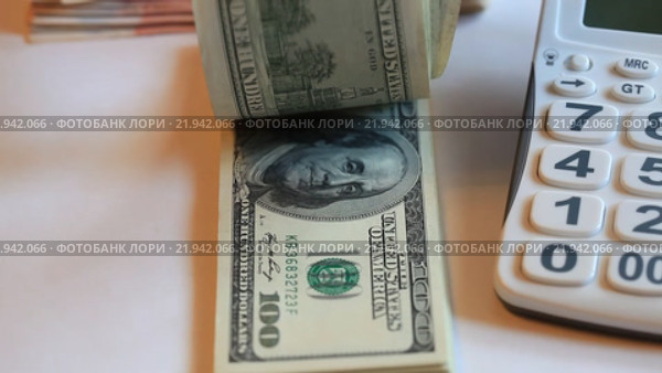 Пачка купюр номиналом 100 долларов и калькулятор. Стоковое видео, видеограф Яна Королёва / Фотобанк Лори