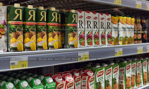 Packages with juices and nectars on the shelves in the supermarket (2015 год). Редакционное фото, фотограф Анна Кривицкая / Фотобанк Лори