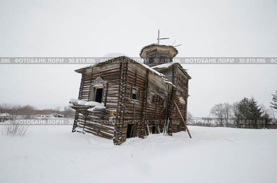 Падающий деревянный храм. Разрушающаяся церковь. Храм Святого Власия. Россия, Архангельская область, Виноградовский район, село Тулгас (2019 год). Стоковое фото, фотограф Яковлев Сергей / Фотобанк Лори