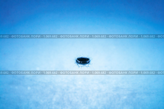 Падение капли воды. Стоковое фото, фотограф Константин Тавров / Фотобанк Лори
