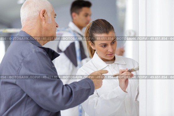 painter with apprentice and client. Стоковое фото, агентство Ingram Publishing / Фотобанк Лори