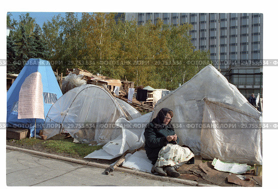 Палаточный городок у гостиницы "Россия", 1990. Редакционное фото, фотограф Борис Кавашкин / Фотобанк Лори