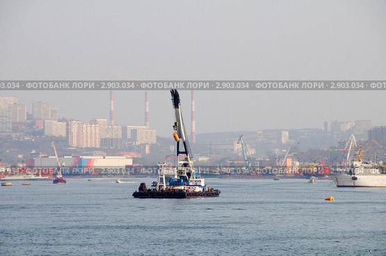 Палавучий кран в бухте Золотой Рог (2011 год). Редакционное фото, фотограф Сергеев Игорь / Фотобанк Лори