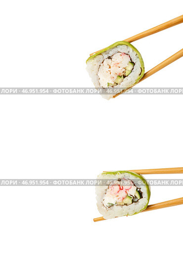 Палочки для еды берут вкусные роллы суши с авокадо на белом фоне. Стоковое фото, фотограф Pixel_shot / Фотобанк Лори