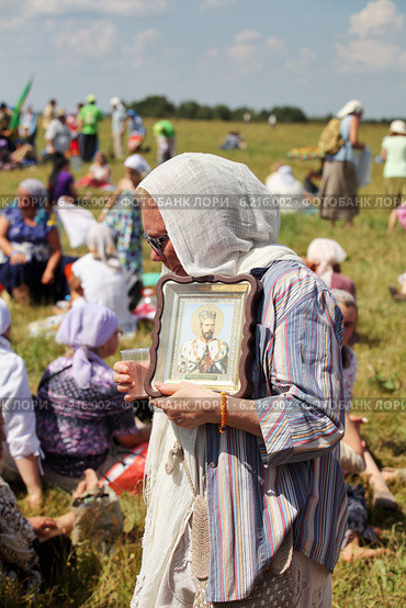 Паломница с иконой царя Николая в руках во время остановки крестного хода (2014 год). Редакционное фото, фотограф Александр Гаценко / Фотобанк Лори