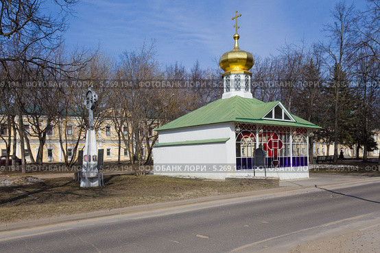 Памятный крест и часовня на месте захоронения прп.  Серафима Саровского, город Саров Нижегородской области (2013 год). Стоковое фото, фотограф Igor Lijashkov / Фотобанк Лори