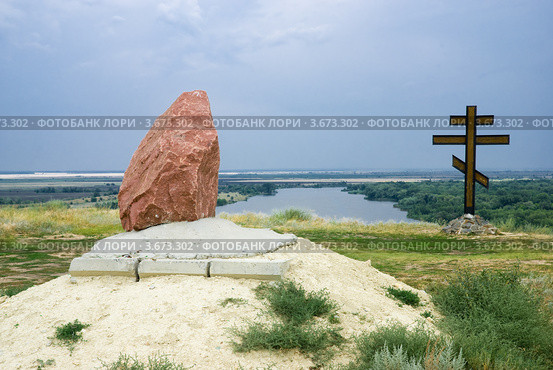 Памятный крест и красный камень над Доном у хутора Ведерников (2012 год). Стоковое фото, фотограф Борис Панасюк / Фотобанк Лори