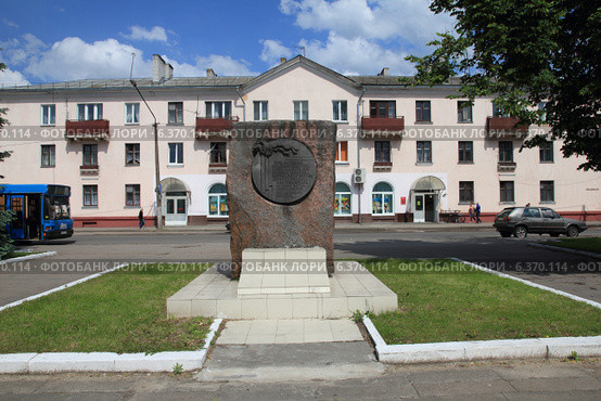 Памятный знак на привокзальной площади, Барановичи, Беларусь (2013 год). Редакционное фото, фотограф Татьяна Грин / Фотобанк Лори