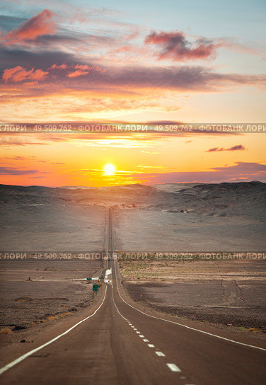 Panamericana in Nazca, Peru. Scenic landscape of desert and the Andes. Стоковое фото, агентство Ingram Publishing / Фотобанк Лори