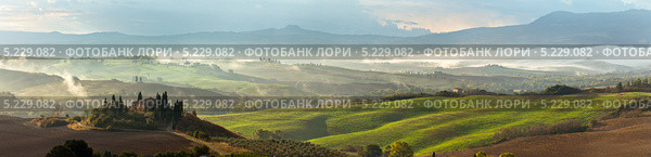 Панорама долины Валь д’Орча (Val d’Orcia) туманным утром. Тоскана, Италия. Объект Всемирного наследия ЮНЕСКО (2013 год). Стоковое фото, фотограф Виктория Катьянова / Фотобанк Лори
