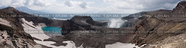 Панорама двух кратеров вулкана Горелый на Камчатке. Стоковое фото, фотограф Ирина Игумнова / Фотобанк Лори