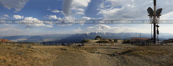 Панорама на горы и акташский ретранслятор. Редакционное фото, фотограф Илья Лернер / Фотобанк Лори