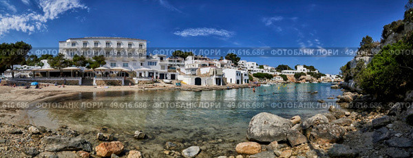 Panorama of beach,houses and small boats moored in the Mediterranean cove of Cala Alcaufar,Menorca, Стоковое фото, агентство Ingram Publishing / Фотобанк Лори