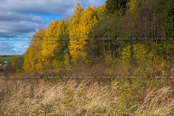 Panorama of Klin-Dmitrovsky ridge with villages and high voltage line in autumn, Sergiev Posad district, Moscow region, Russia (2018 год). Стоковое фото, фотограф Алексей Антипов / Фотобанк Лори