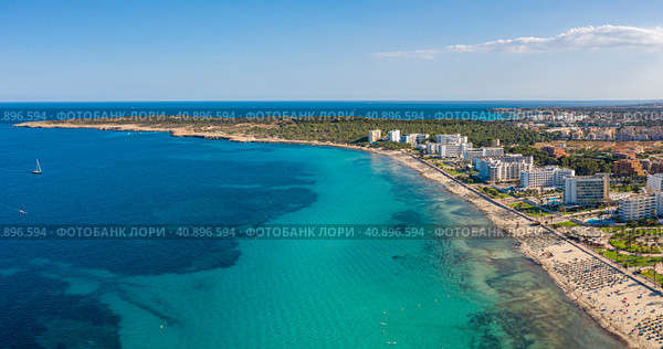 Панорама пляжа Кала-Мильо на острове Майорка в Средиземном море. Стоковое фото, фотограф Александр Салук / Фотобанк Лори