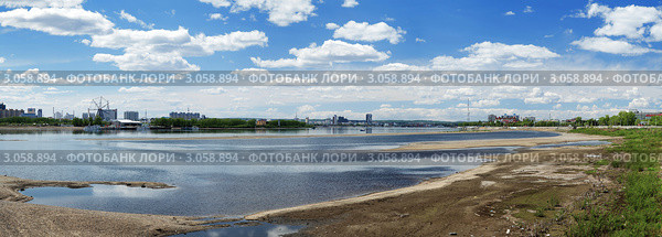 Панорама реки Амур между китайским городом Хэйхэ (слева) и российским городом Благовещенском (справа) (2011 год). Стоковое фото, фотограф Михаил Марковский / Фотобанк Лори
