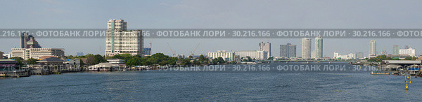 Панорама реки Чао Пхрая солнечным днем. Бангкок, Таиланд (2018 год). Редакционное фото, фотограф Виктор Карасев / Фотобанк Лори