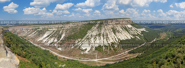 Панорама столовой горы (Беш-Кош), вид с северной стороны Чуфут-Кале (2014 год). Стоковое фото, фотограф Игорь Долгов / Фотобанк Лори