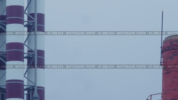 Панорама труб ТЭЦ на фоне осеннего неба. Стоковое видео, видеограф Артемий Прусаков / Фотобанк Лори