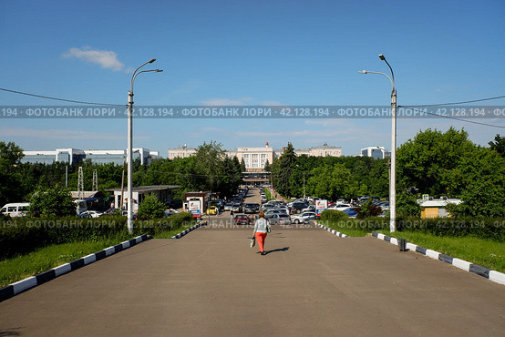 Панорама центра города Фрязино и здание НПО "Исток", Московская область. Perspective view of cityscape in the center of Fryazino with facade of Istok State Scientific Production. Sunny summer view. (2020 год). Редакционное фото, фотограф Александр Кузнецов / Фотобанк Лори