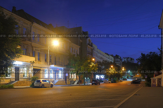 Панорама улицы Посьетская в центре города Владивосток. Летняя ночь. (2024 год). Стоковое фото, фотограф Александр Кузнецов / Фотобанк Лори