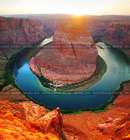 Panoramic overview of Horseshoe Bend near Page, Arizona at sunset. Стоковое фото, агентство Ingram Publishing / Фотобанк Лори