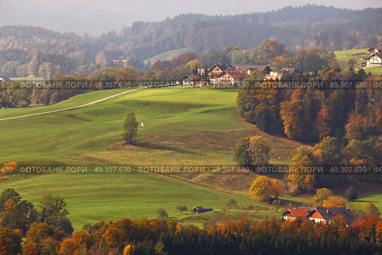 Panoramic view of Austrian village on mountain hills in Alps. Beautiful mountain rural autumn landscape. Fantastic views of Austrian green hills. Beauty world. Colorful mountain landscape of Austrian alps in Mondsee. . Стоковое фото, агентство Ingram Publishing / Фотобанк Лори