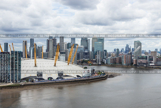Panoramic view of O2 Arena and Canary Wharf skyline across the River Thames. London, UK, 27 May 2024. Редакционное фото, фотограф Zydrius Tartenis / Фотобанк Лори